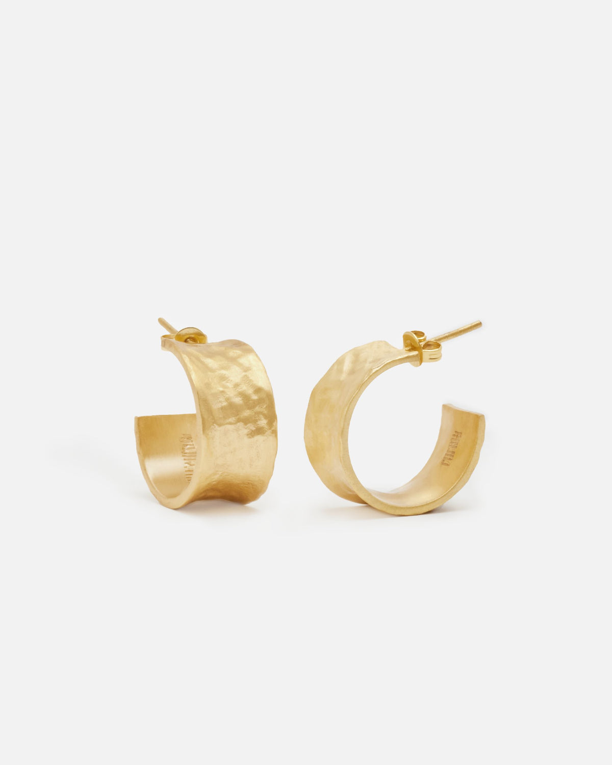 Primer plano de los pendientes bañados en oro de 18 quilates ondulados abiertos y cierre mariposa de Isla Vurma