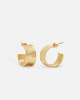 Primer plano de los pendientes bañados en oro de 18 quilates ondulados abiertos y cierre mariposa de Isla Vurma