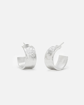 Primer plano de los pendientes bañados en plata 925 ondulados abiertos y cierre mariposa de Isla Vurma