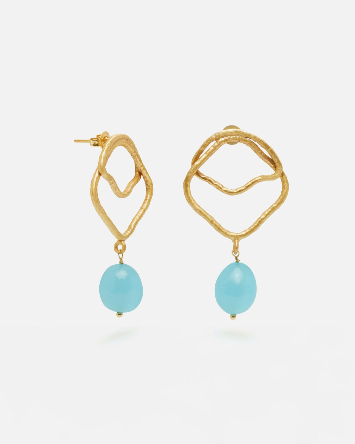 Primer planos de los pendientes asimétricos bañados en oro de 18 quilates con piedra semipreciosa Aqua Calcedonia en forma de aceituna mini, diseño artesanal orgánico de Isla Vurma sobre fondo blanco