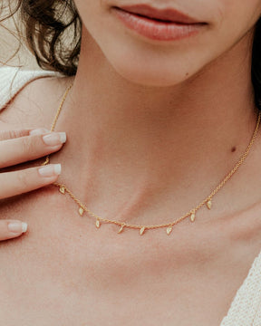 Collar bañado en Oro con pequeñas plumas