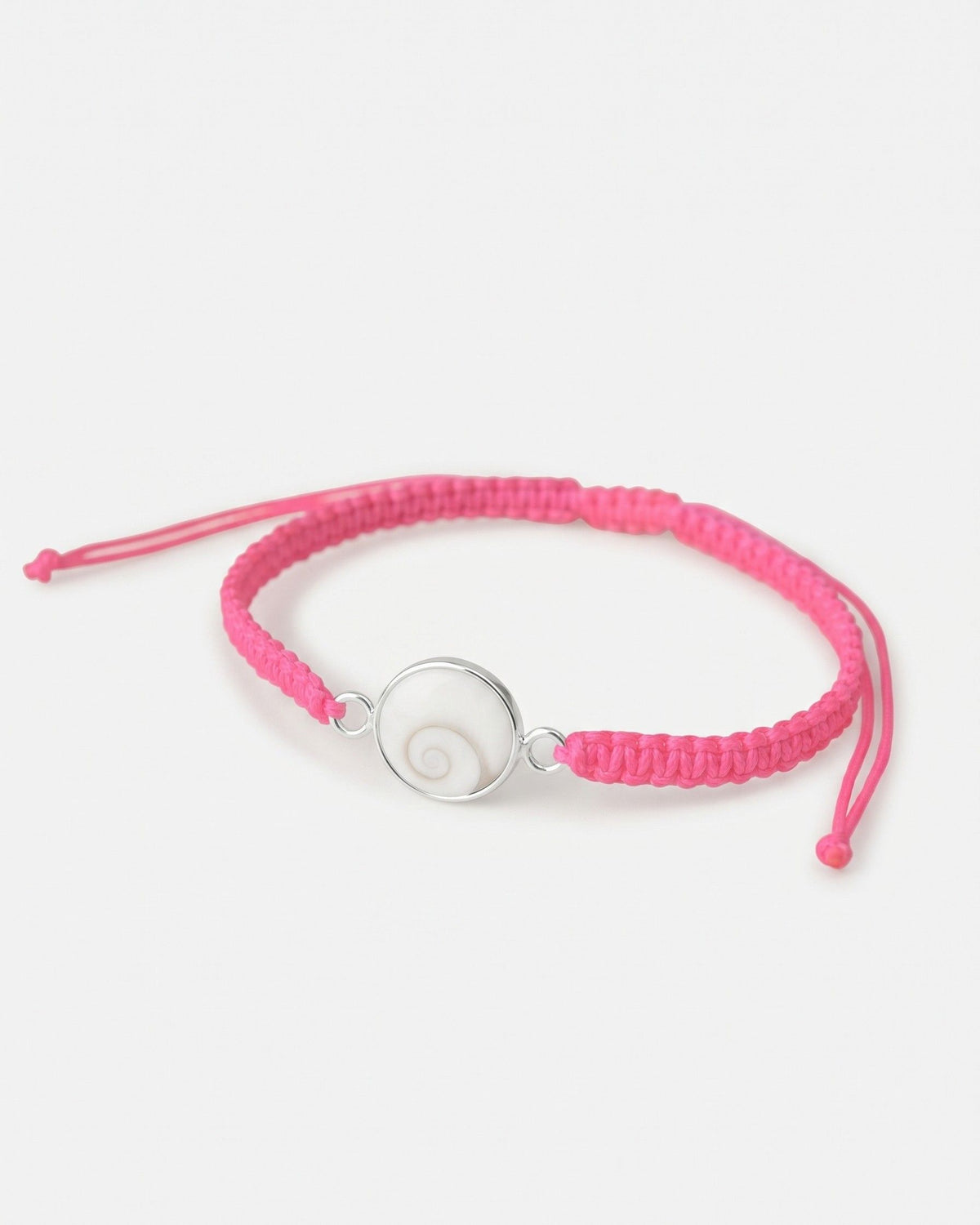 Pulsera Mavra de macramé rosa con piedra natural de Santa Lucía bordeada en plata de ley 925