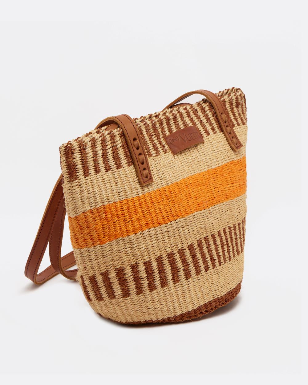 Bolso de sisal artesanal con rayas naranjas y marrones, diseño étnico y asas de cuero - bolso sostenible de Isla Vurma ideal para verano y estilo boho chic