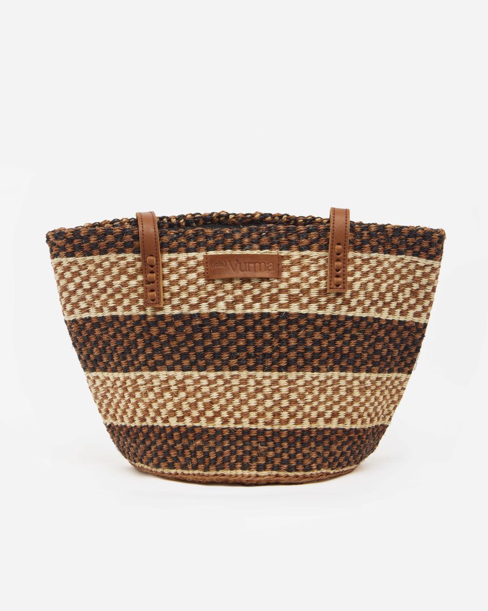 Bolso de sisal artesanal con diseño de rayas tejidas en tonos marrón, negro y beige - bolso sostenible de Isla Vurma con asas de cuero, ideal para estilo boho y uso diario en verano