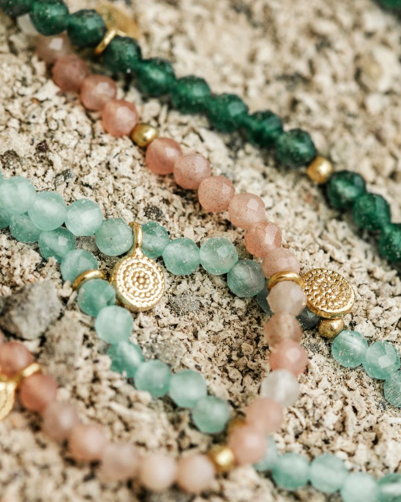 Collares con piedra semipreciosa de Aqua Calcedonia, Jade y Piedra de Luna Melocotón en roca natural de Isla Vurma