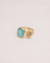Primer plano del anillo abierto bañado en oro de 18k con piedra semipreciosa en forma circular en Aqua Calcedonia de Isla Vurma