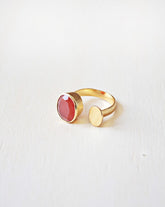 Primer plano del anillo abierto bañado en oro de 18k con piedra semipreciosa en forma circular en Cornalina de Isla Vurma