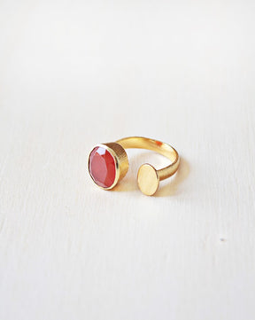 Primer plano del anillo abierto bañado en oro de 18k con piedra semipreciosa en forma circular en Cornalina de Isla Vurma