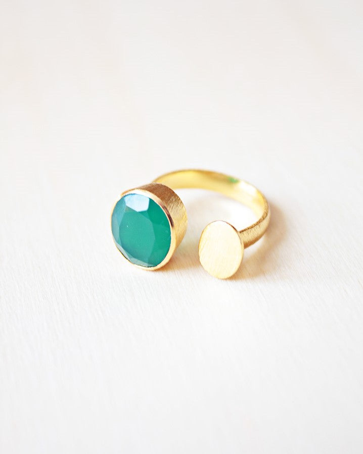 Primer plano del anillo abierto bañado en oro de 18k con piedra semipreciosa en forma circular en Ónix Verde de Isla Vurma