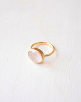 Primer plao del anillo circular bañado en Oro de 18k con piedra semipreciosa en Cuarzo Rosa de Isla Vurma