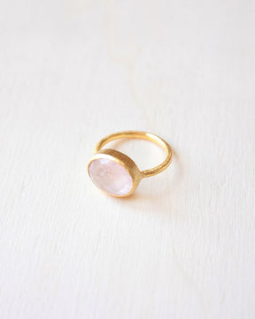 Primer plao del anillo circular bañado en Oro de 18k con piedra semipreciosa en Cuarzo Rosa de Isla Vurma