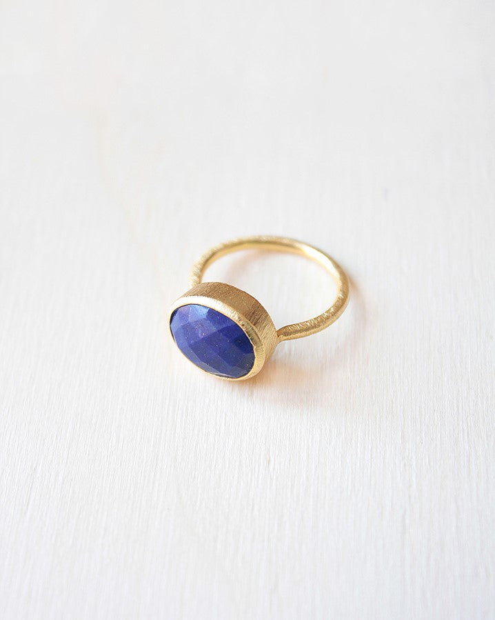 Primer plano del anillo circular bañado en Oro de 18K con piedra semipreciosa en Lapislázuli de Isla Vurma