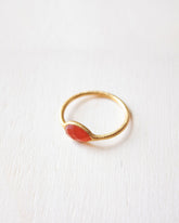 Primer plano del anillo bañado en oro de 18 quilates con piedra semipreciosa en forma de gota en Cornalina de Isla Vurma