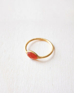 Primer plano del anillo bañado en oro de 18 quilates con piedra semipreciosa en forma de gota en Cornalina de Isla Vurma