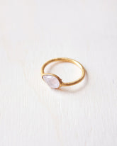 Primer plano del anillo bañado en oro de 18 quilates con piedra semipreciosa en forma de gota en Cuarzo Rosa de Isla Vurma