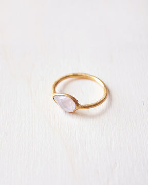 Primer plano del anillo bañado en oro de 18 quilates con piedra semipreciosa en forma de gota en Cuarzo Rosa de Isla Vurma