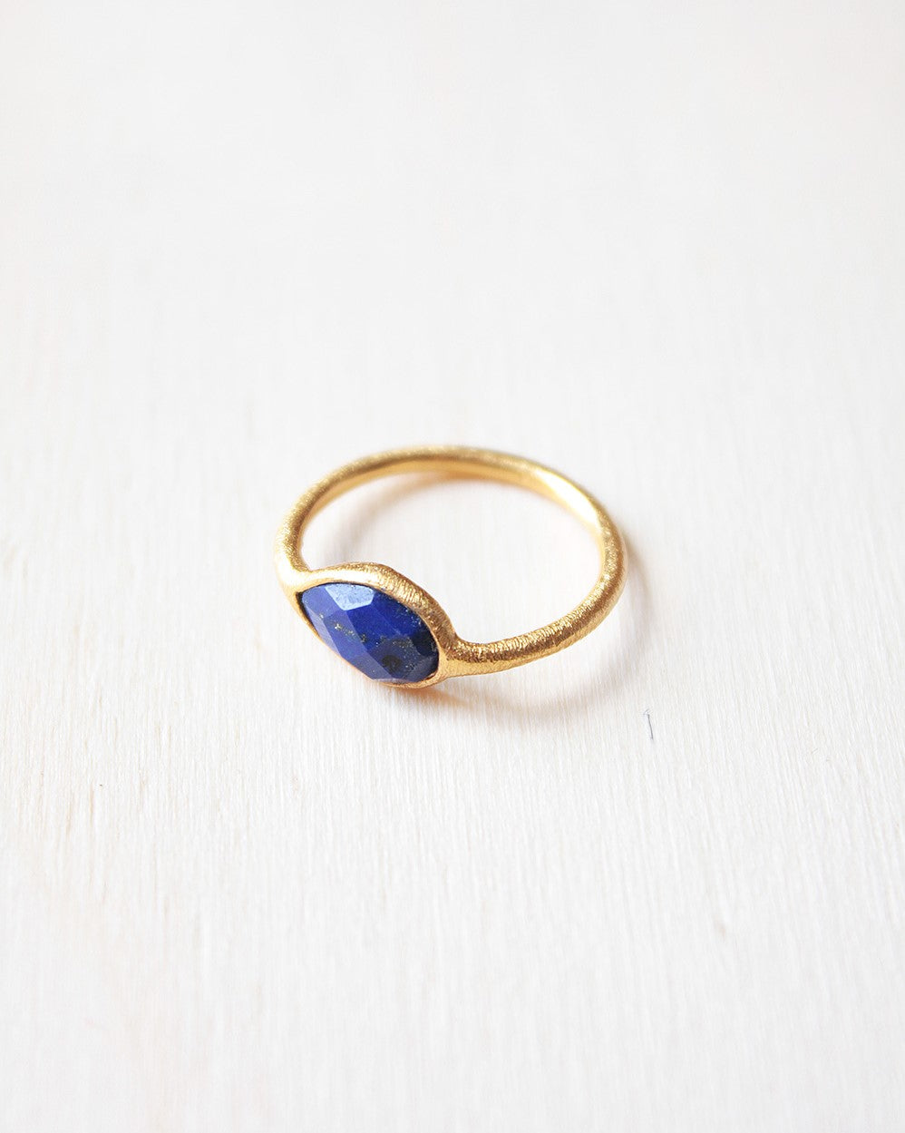 Primer plano del anillo bañado en oro de 18 quilates con piedra semipreciosa en forma de gota en Lapislázuli de Isla Vuma
