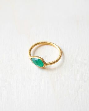 Primer plano del anillo bañado en oro de 18 quilates con piedra semipreciosa en forma de gota en Ónix Verde de Isla Vurma