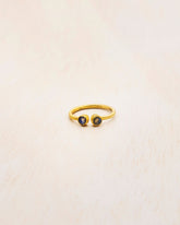 Anillo de latón bañado en Oro de 18k de diseño abierto con dos pequeñas piedras semipreciosas en Labradorita en los extremos en forma redondeada