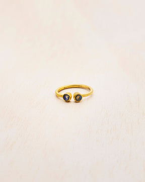 Anillo de latón bañado en Oro de 18k de diseño abierto con dos pequeñas piedras semipreciosas en Labradorita en los extremos en forma redondeada