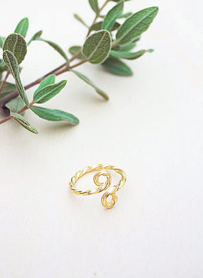 Primer plano del anillo bañado en Oro de 18 quilates con un diseño trenzado y ondulado de Isla Vurma