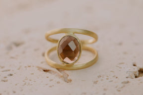 Primer plano del anillo bañado en Oro de 18k con piedra semipreciosa Cuarzo Ahumado tallada en forma ovalada