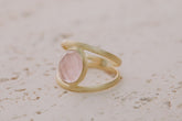Primer plano del anillo bañado en oro de 18k con piedra semipreciosa Cuarzo Rosa tallada en forma ovalada