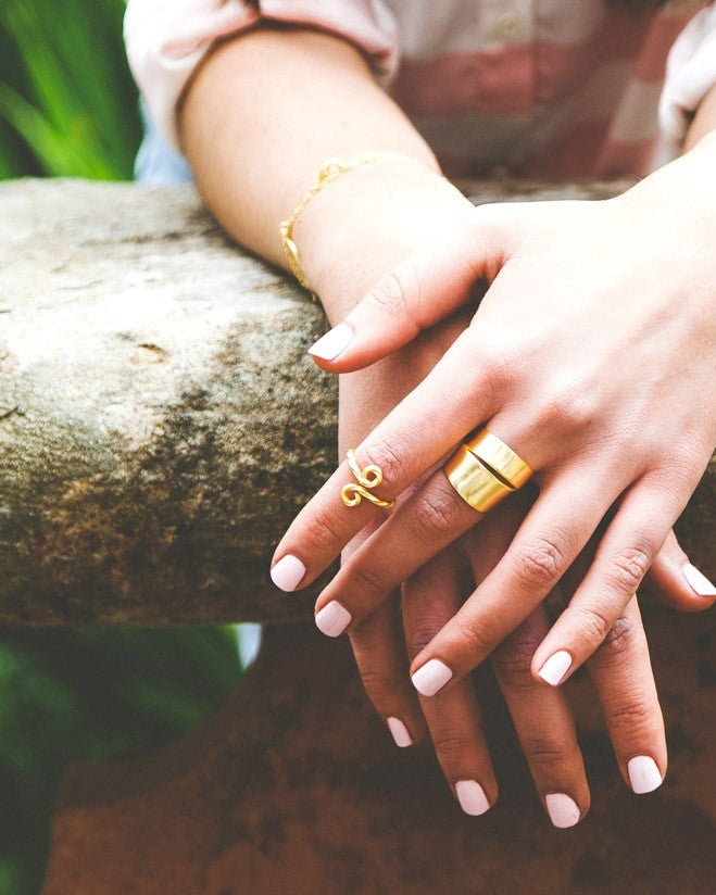Primer plano de las manos de la modelo, con un conjunto de anillos bañados en Oro de 18 quilates de Isla Vurma