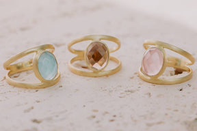 Conjunto de los anillos bañados en Oro de 18k con piedra semipreciosa Aqua Calcedonia, Cuarzo Rosa y Cuarzo Ahumado talladas en forma ovalada