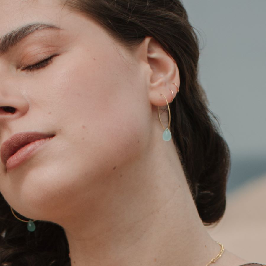 Pendientes bañados en Oro de 18 quilates con piedra semipreciosa Aqua Calcedonia en forma de gota