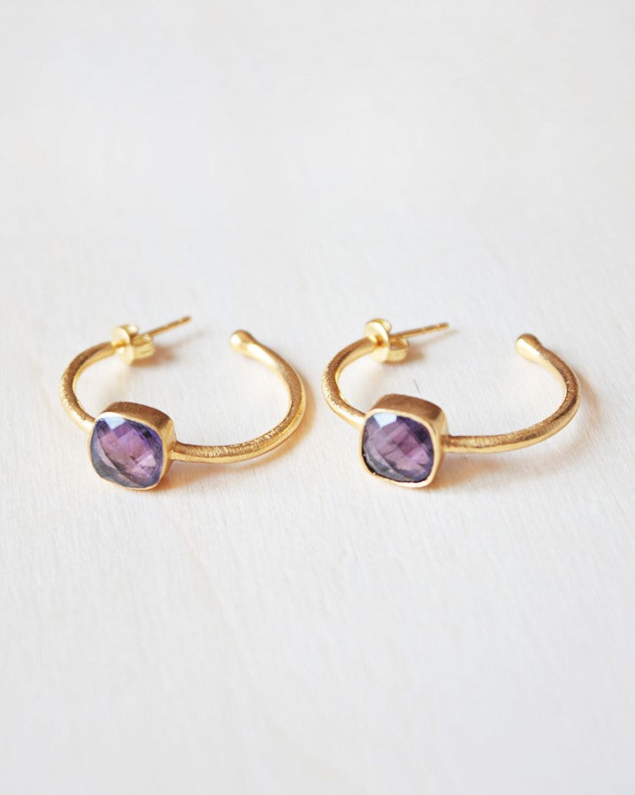 Aros dorados con piedra Amatista pulida 