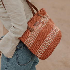 Bolso de sisal estilo keniata, capazo artesanal.