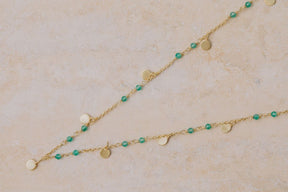 Collar bañado en oro, compuesto por piedras Aqua Calcedonia y pequeños discos dorados de Isla Vurma