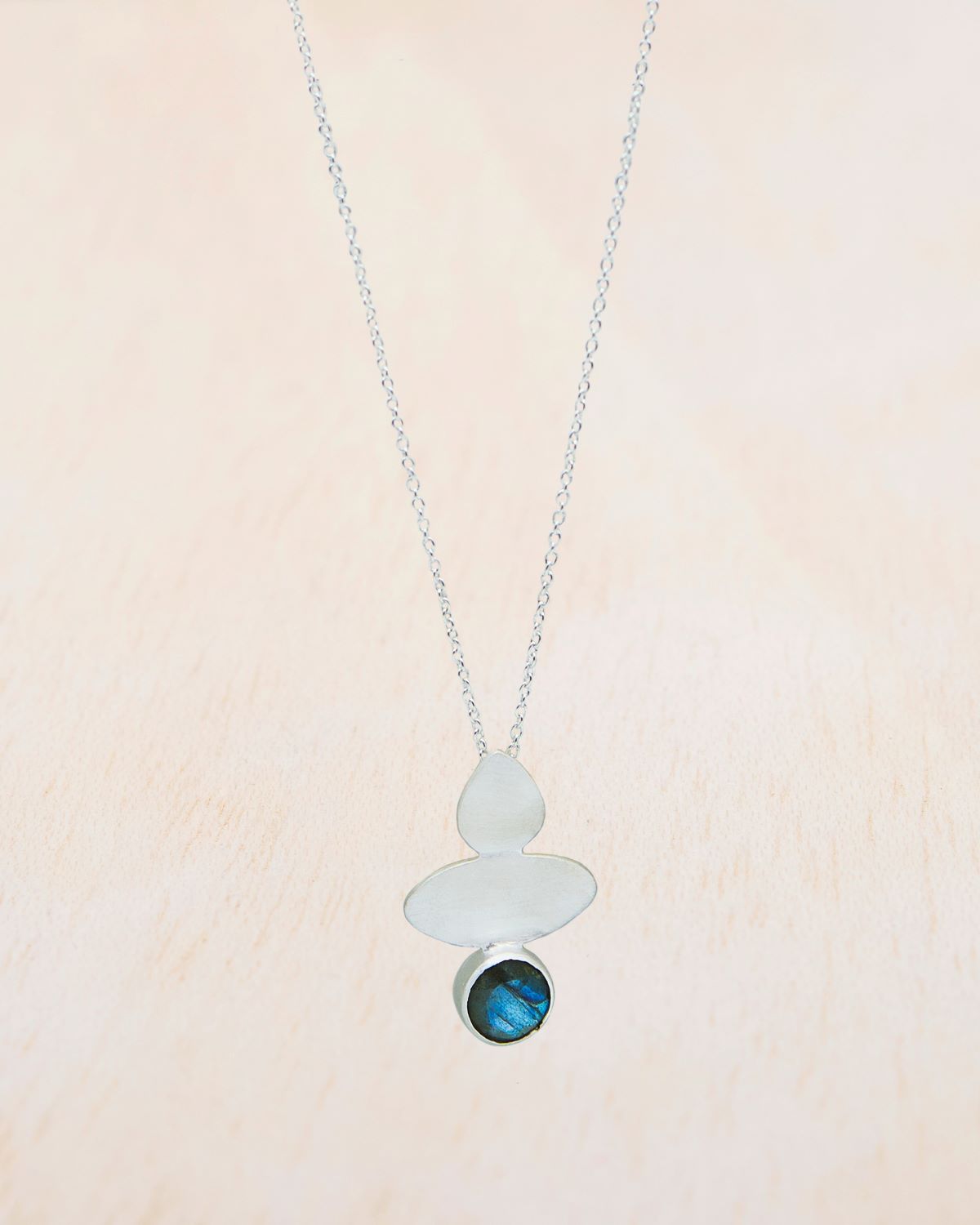 Primer plano del collar con piedra semipreciosa Labradorite acabado en un baño de Plata de Isla Vurma