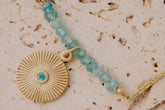 Primer plano de collar circular con piedra Aqua Calcedonia de Isla Vurma