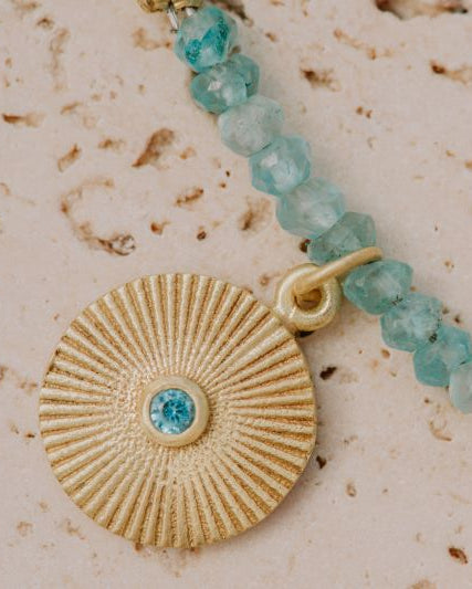 Primer plano de collar circular con piedra Aqua Calcedonia de Isla Vurma