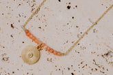 Primer plano de collar circular con Piedra Luna Melocotón de Isla Vurma