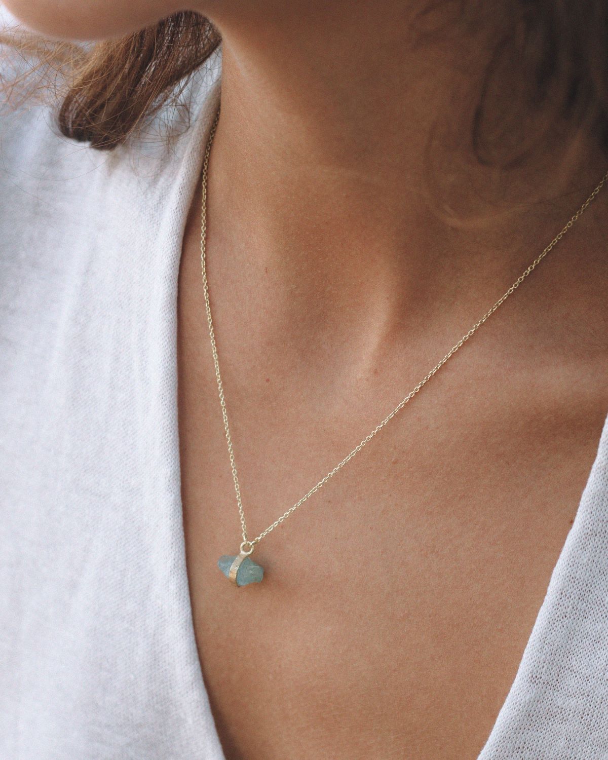 Collar de latón bañado en Oro de 18 quilates con piedra Aguamarina sin pulir.