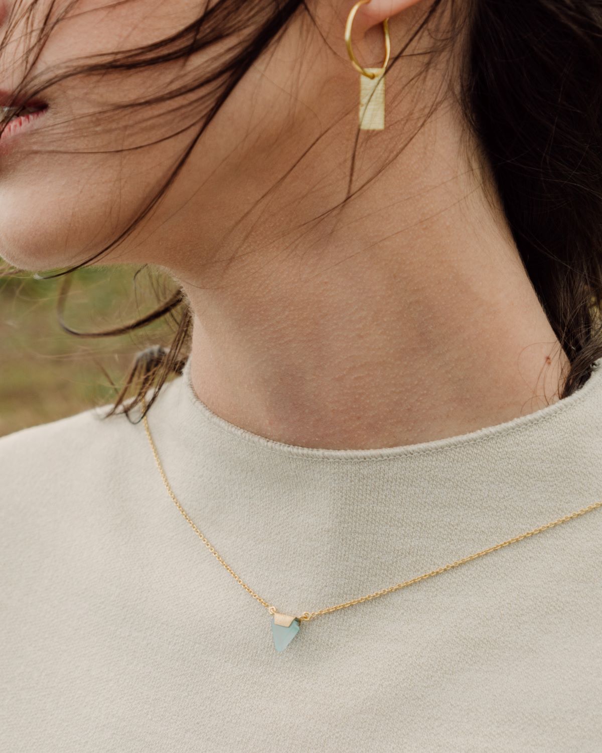 Collar en forma de triángulo con piedra semi preciosa denominada aqua calcedonia, que confieren a la pieza una tonalidad celeste