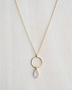 Primer plano del collar bañado en oro, con piedra semipreciosa en Quarzo Rosa en forma de gota de Isla Vurma