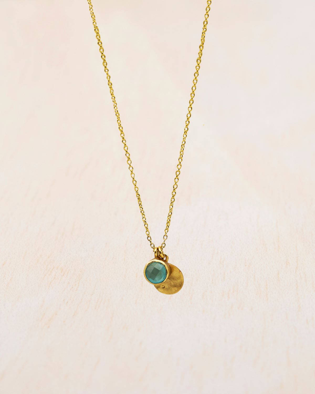 Primer plano del collar con Piedra Aqua Calcedonia de Isla Vurma