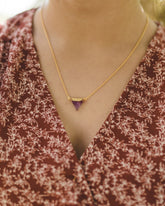 Collar en forma de triángulo, con piedra semi preciosa amatista 