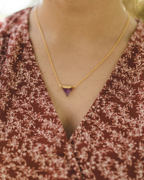 Collar en forma de triángulo, con piedra semi preciosa amatista 