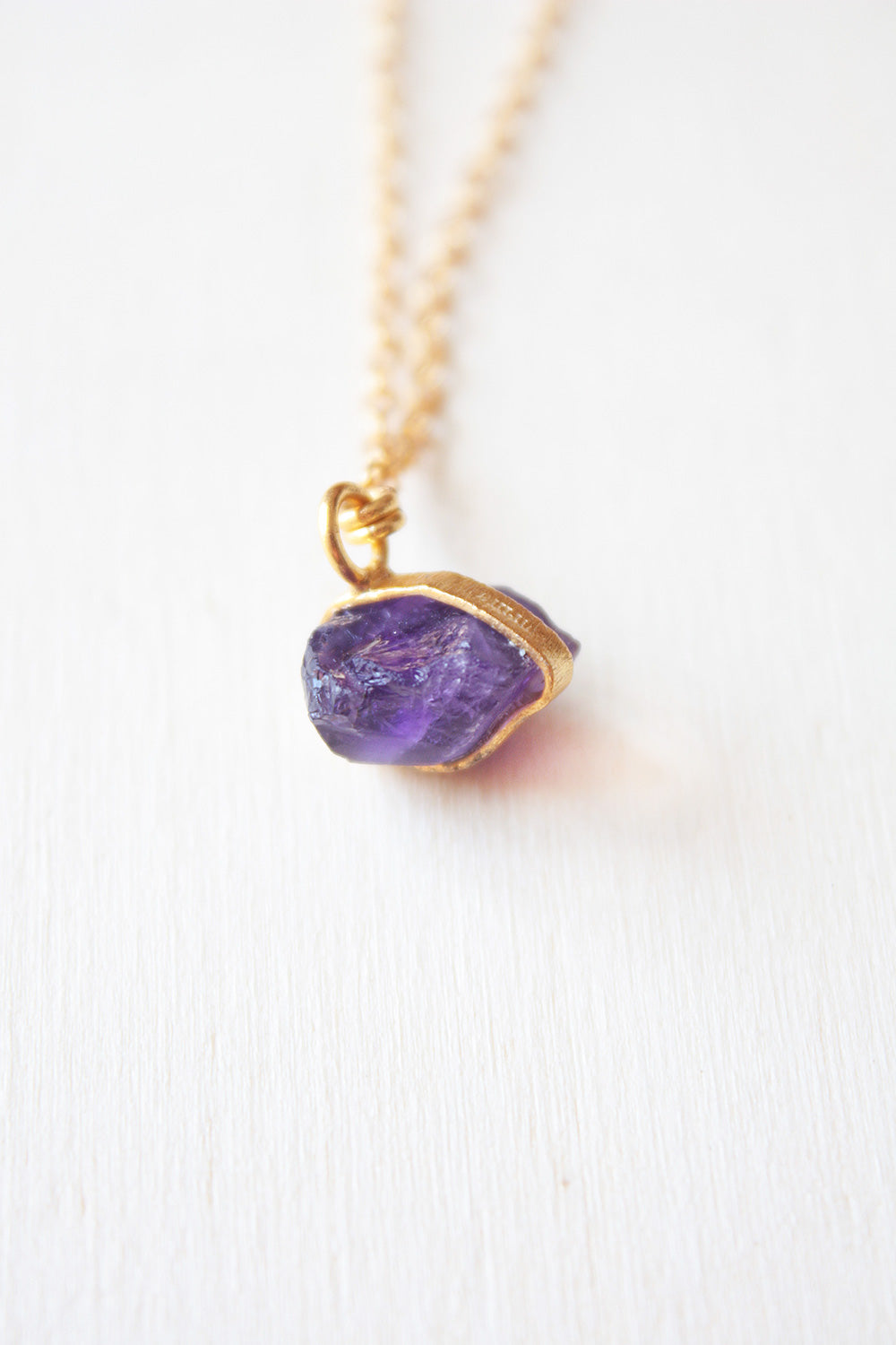 Amatista natural que forma parte del collar y que se puede observar su rugosidad e imperfeccón
