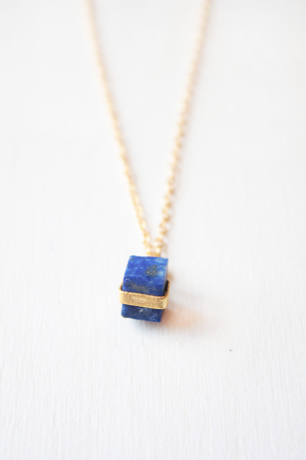 Collar dorado con colgante rectangular de Lapislázuli engastado en pieza dorada de Isla Vurma