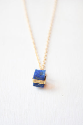 Collar dorado con colgante rectangular de Lapislázuli engastado en pieza dorada de Isla Vurma