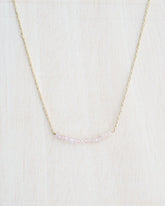 Collar bañado en oro de 18 quilates con pequeñas cuentas de piedra semipreciosa Rose de Isla Vurma