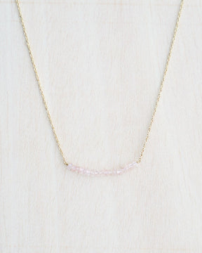 Collar bañado en oro de 18 quilates con pequeñas cuentas de piedra semipreciosa Rose de Isla Vurma