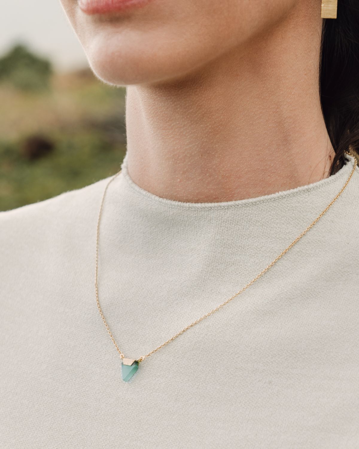 Collar minimalista con piedra natural en forma de triángulo.