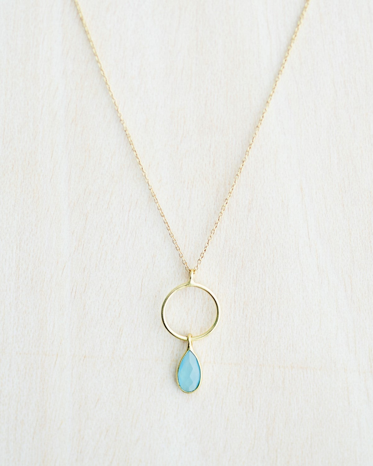 Primer plano del collar con piedra semipreciosa Aqua Calcedonia de Isla Vurma